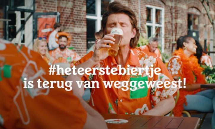 Skileraar Rudi geniet van Heineken bier op het terras